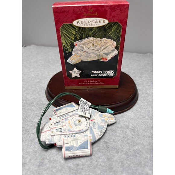 Star Trek Deep Space Nine U.S.S. Defiant Christmas Ornament 1997 Hallmark Keepsa - Picture 6 of 7